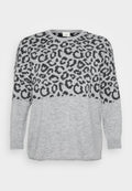 Grauer Pullover mit schwarzem Leopardenmuster im oberen Bereich, gerippter Ausschnitt und Bündchen, weiche Textur und lockere Passform.