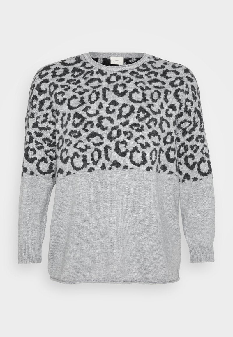 Grauer Pullover mit schwarzem Leopardenmuster im oberen Bereich, gerippter Ausschnitt und Bündchen, weiche Textur und lockere Passform.