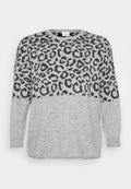 Grauer Pullover mit schwarzem Leopardenmuster im oberen Bereich, gerippter Ausschnitt und Bündchen, weiche Textur und lockere Passform.