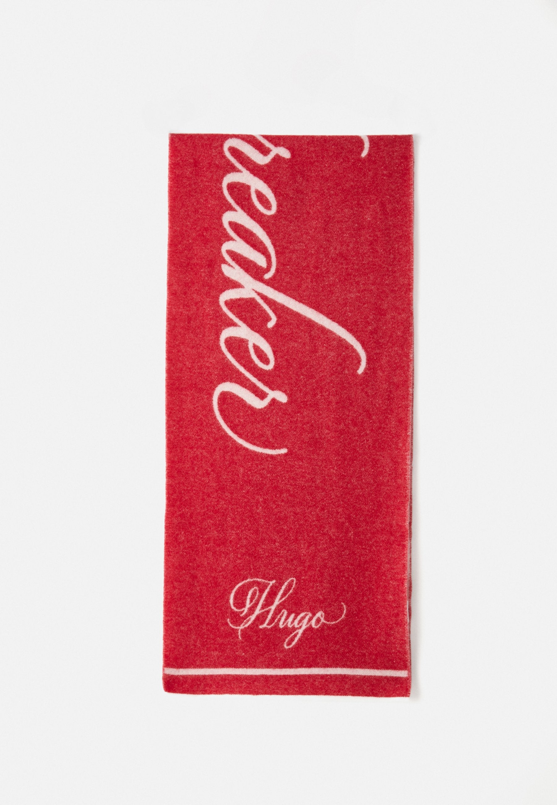 Rotes Handtuch mit weißem, geschwungenem Text, der "Breaker" liest, und einem kleineren "Hugo" am unteren Rand. Es besteht aus weichem Stoff mit glatter Textur.