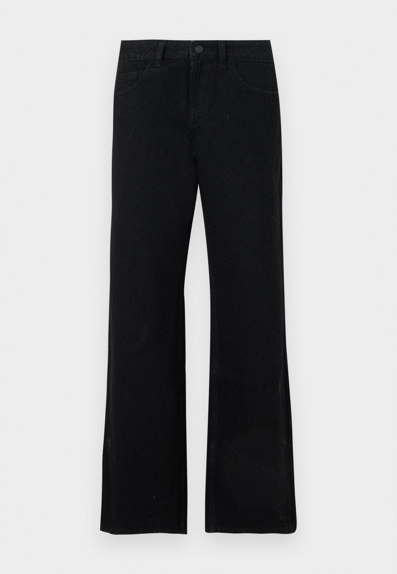Schwarze, ausgestellte Jeans aus Denim mit glatter Textur, ausgestattet mit einer vorderen Knopfverschluss, Gürtelschlaufen und klassischem Fünf-Taschen-Design.