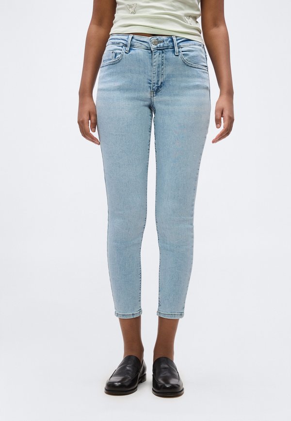 Vero Moda Petite VMPOLLY  - Jeans Skinny Fit - light blue denim