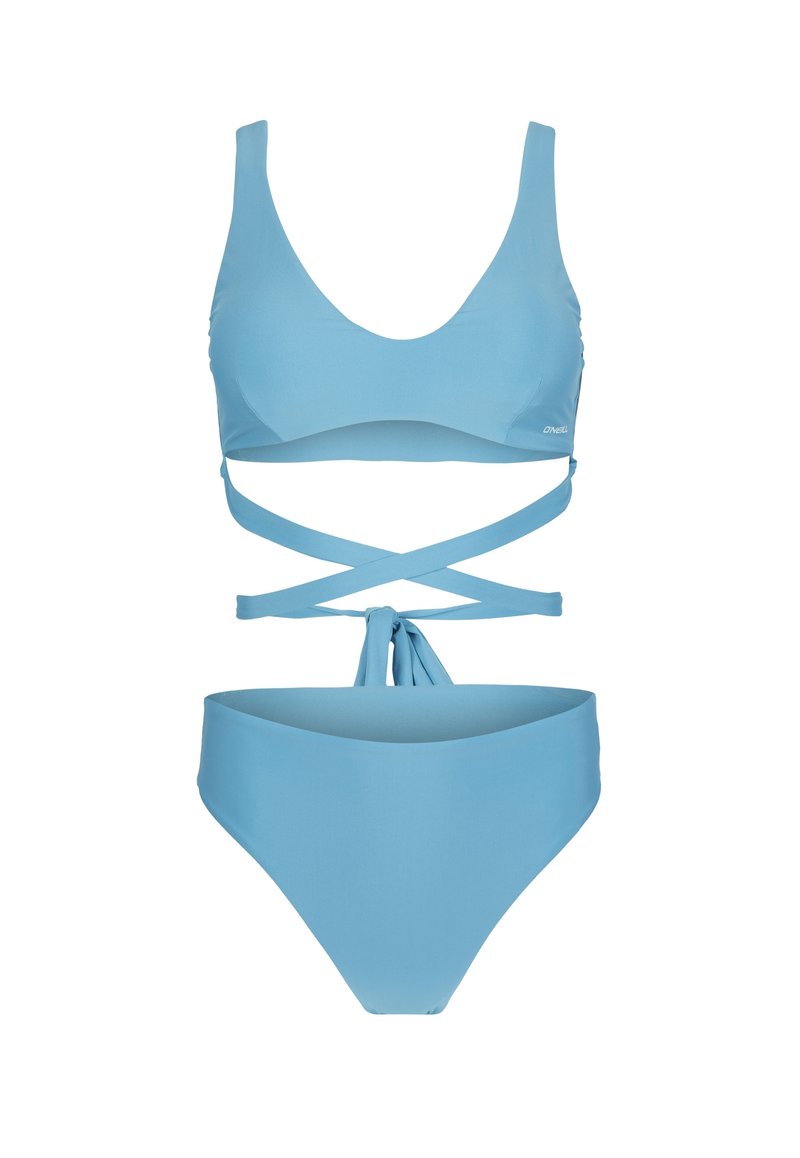 Hellblaues Bikini-Set mit einem Top mit Rundhalsausschnitt und gekreuzten Trägern sowie einem hochgeschnittenen Hosenbund mit Schleifendetail auf der Rückseite.