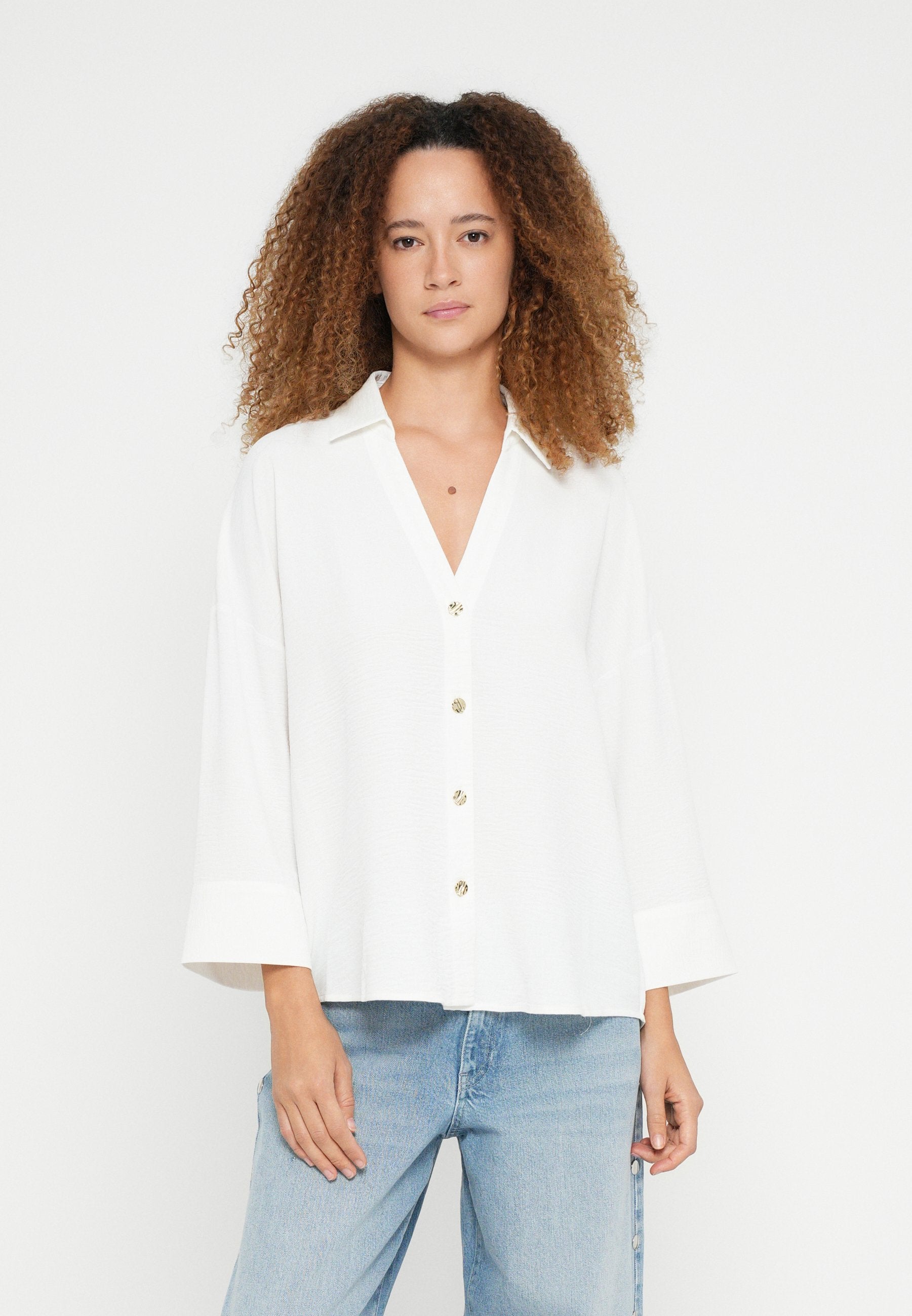 ONLSVERRE METTE V NECK BUTTON  Media 3