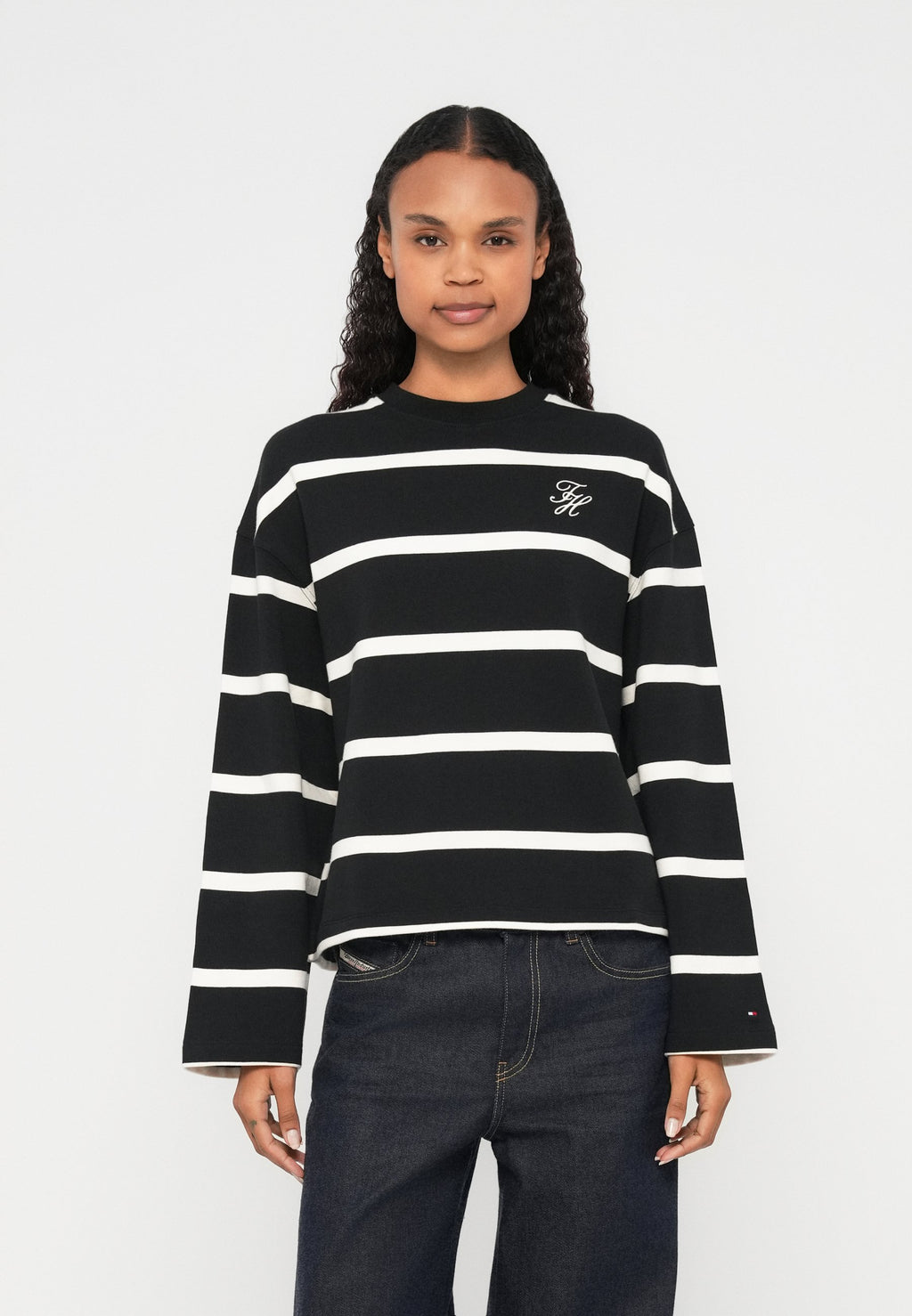LOGO EMBROIDERY TERRY CREW NECK SWEATSHIRT Media 3