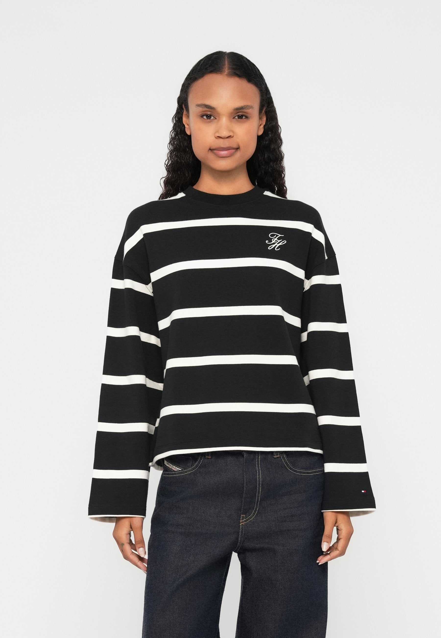 LOGO EMBROIDERY TERRY CREW NECK SWEATSHIRT Media 3