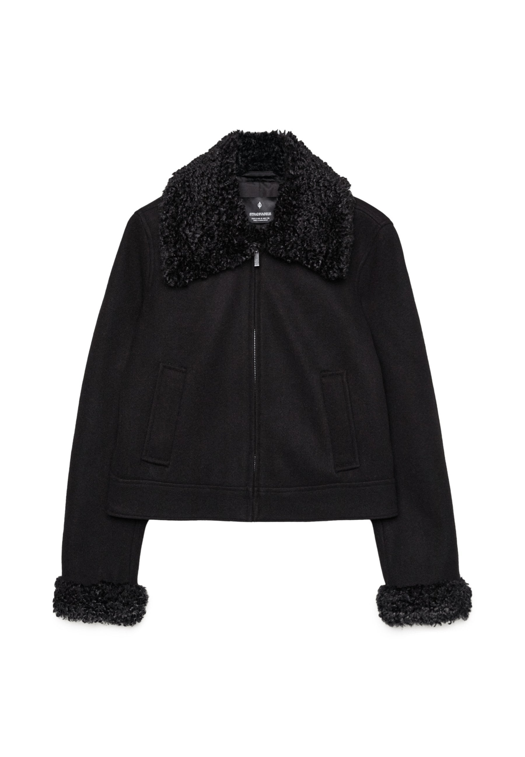 Schwarze verkürzte Jacke mit einem weichen, strukturierten Kragen und Bündchen. Sie hat lange Ärmel, einen Reißverschluss vorne und zwei Fronttaschen.