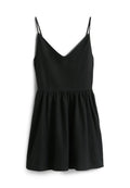 Schwarzes ärmelloses Kleid mit dünnen Schulterträgern, tailliertem Oberteil und gerafftem Rock vor weißem Hintergrund.