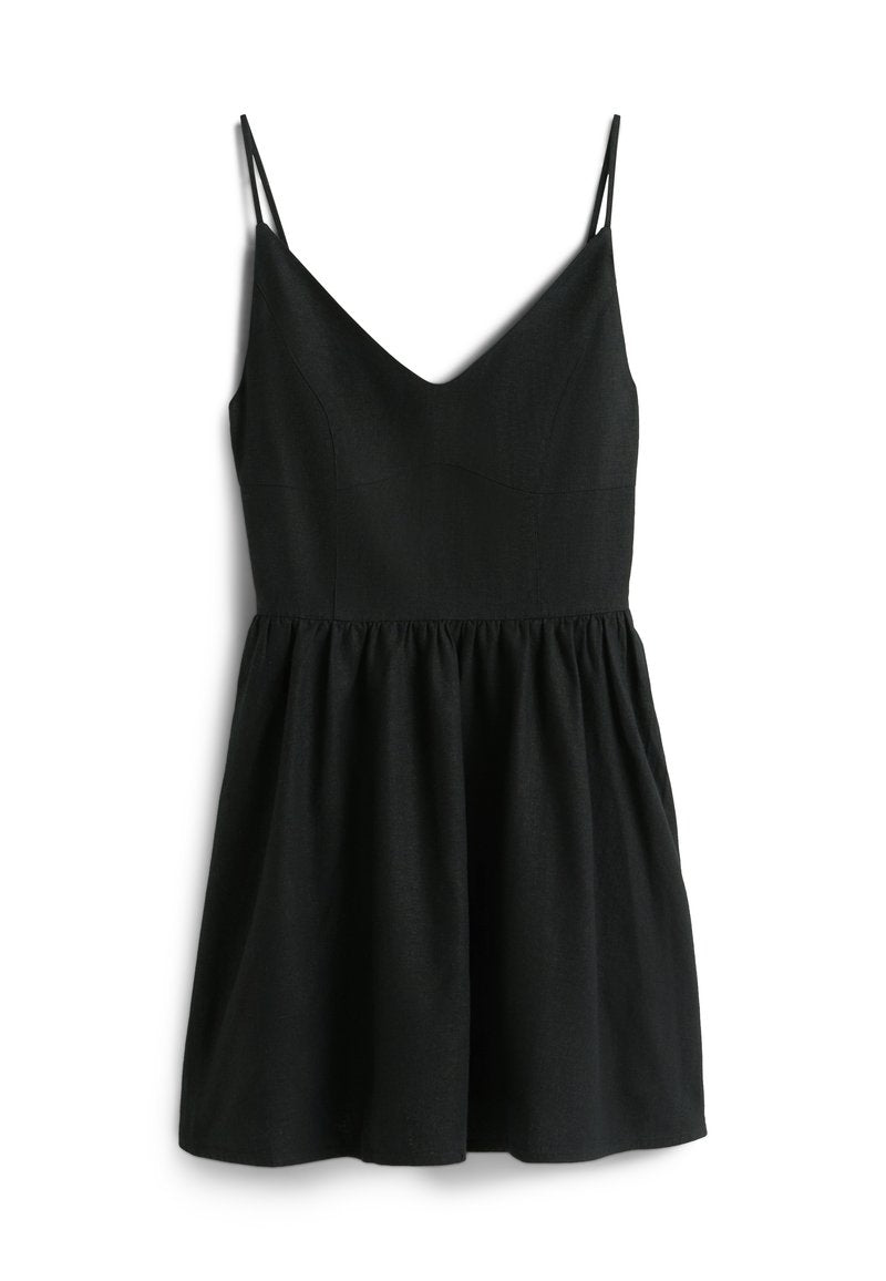 Schwarzes ärmelloses Kleid mit dünnen Schulterträgern, tailliertem Oberteil und gerafftem Rock vor weißem Hintergrund.