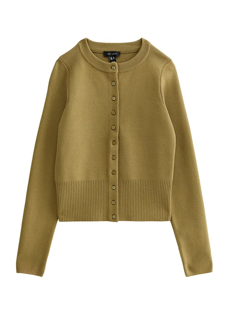 Olivgrüner Cardigan aus einem weichen Strickstoff. Mit rundem Ausschnitt, geripptem Saum und einer vorderen Knopfleiste mit acht Knöpfen.