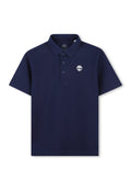 Marineblaues Poloshirt, Baumwollmischung, kurze Ärmel, Zwei-Knopf-Blende, gesticktes Logo auf der Brust, strukturierter Stoff.