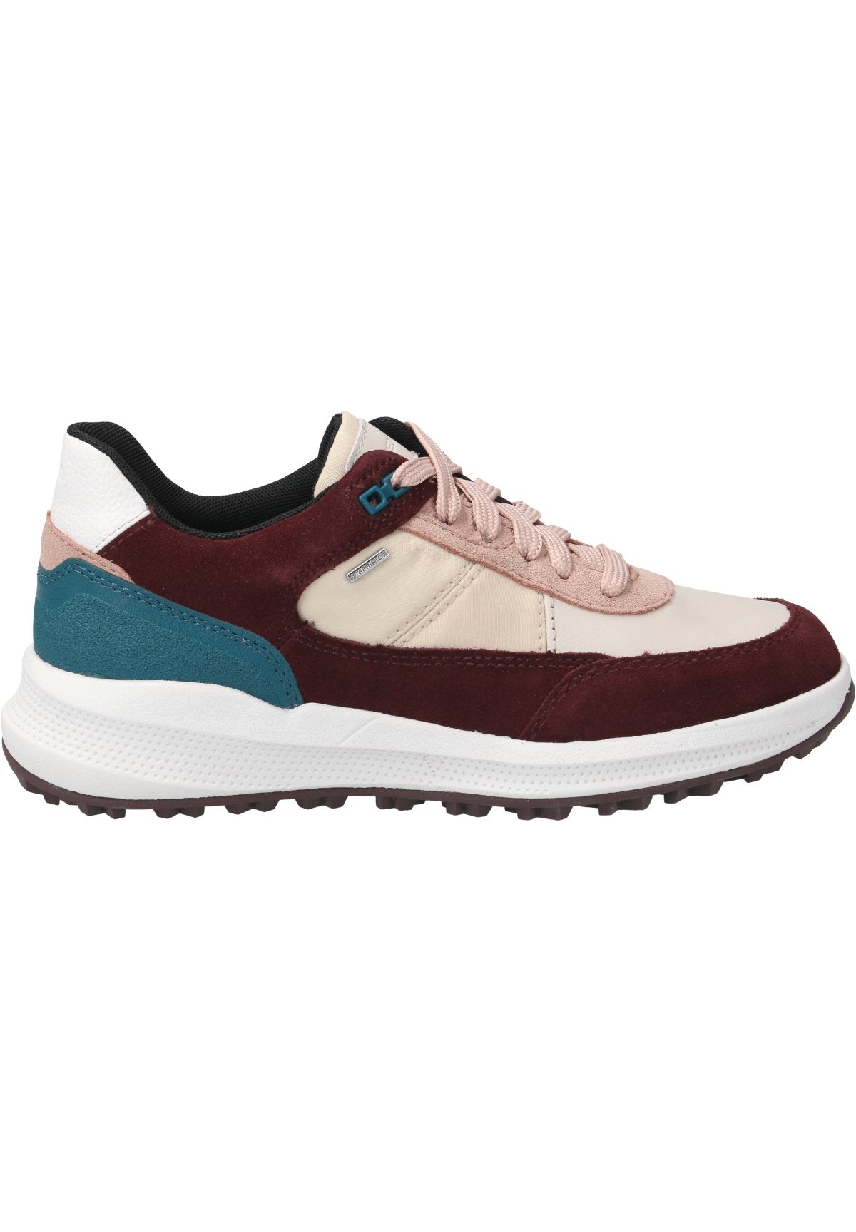 Sportliche Schuhe aus einer Mischung von bordeauxrotem Wildleder, cremefarbener Leder, türkisen Akzenten und einer weißen Gummisohle; sie verfügen über ein Schnürdesign und strukturierte Oberflächen.