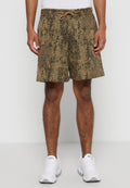 Braune Shorts mit Schlangenhautmuster, elastischem Bund mit Kordelzug und seitlichen Taschen, getragen mit weißen Turnschuhen.