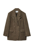 Brauner Tweed-Doppelreiher-Blazer mit Reverskragen, zwei Fronttaschen und sechs Knopfakzenten an den Ärmeln. Strukturierter, texturierter Entwurf.