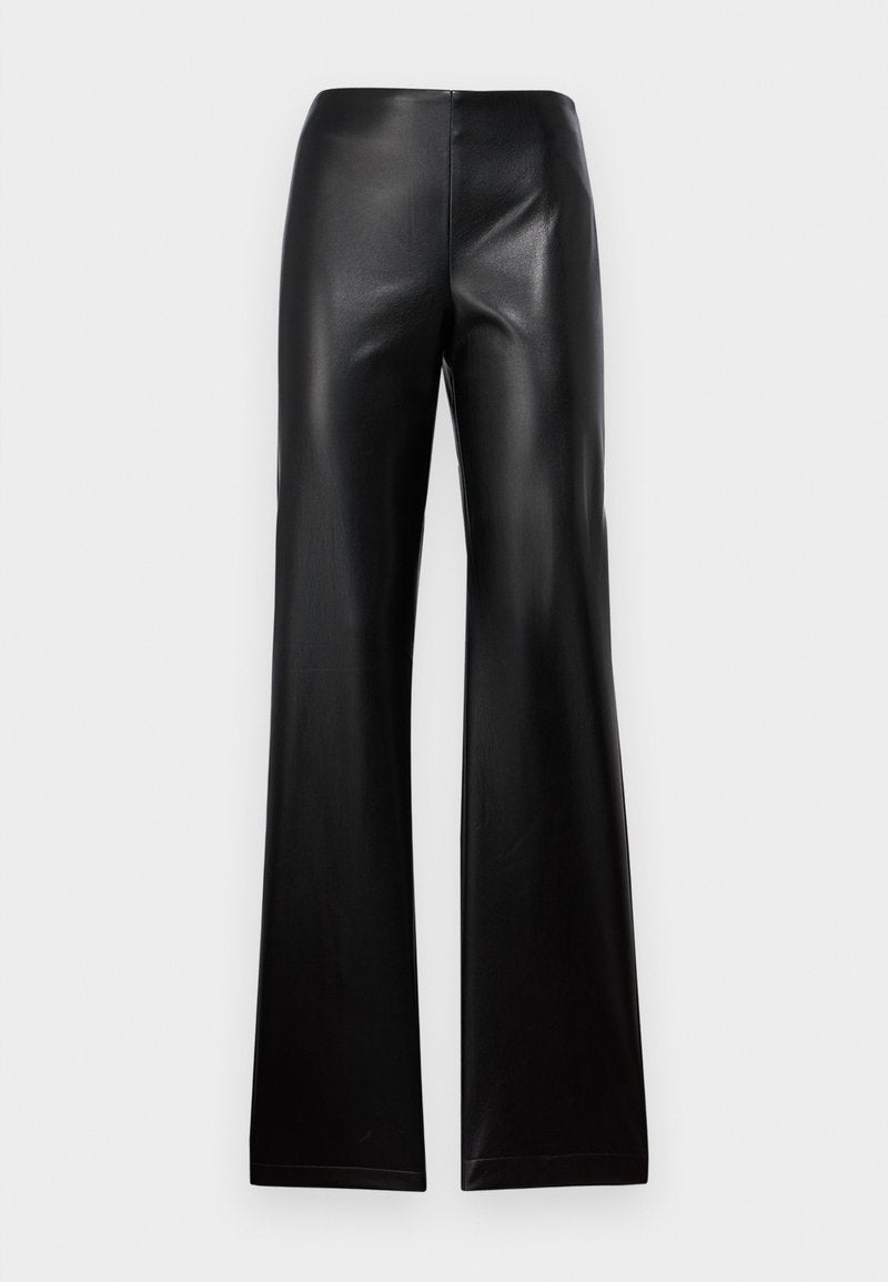 Schwarze Leder-Hosen mit weitem Bein und glatter Textur, ausgestattet mit einem hohen Taillenbund und einem schlichten Design, das oben schmal zuläuft und zum Saum hin breiter wird.