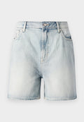 Hellblaue Jeansshorts mit einem Knopfverschluss, fünf Taschen und einer verwaschenen Textur. Gerader Schnitt mit klassischem Design.