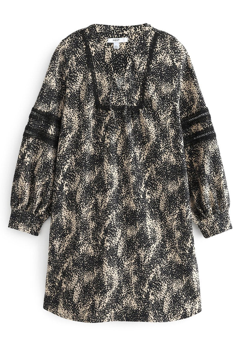 Tiermusterkleid in Beige und Schwarz, mit lockerer Passform, langen Puffärmel und Spitzenakzenten entlang des Halsausschnitts und der Ärmel.