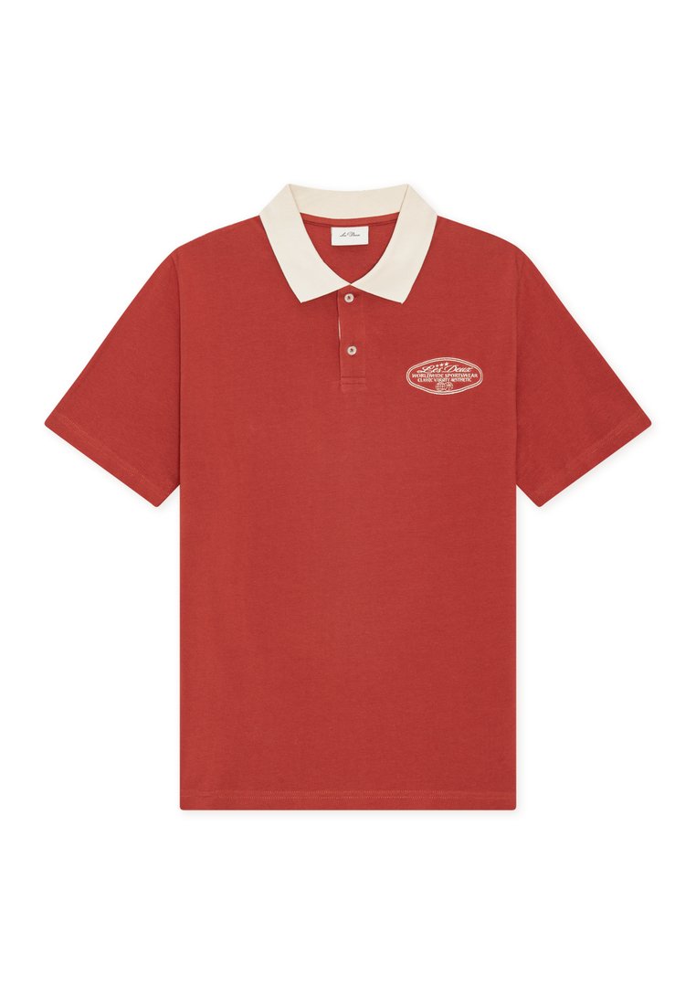 Kurzärmeliges Poloshirt in Rostrot mit beigem Kragen und weißem Logotext auf der linken Brust mit der Aufschrift "Loro Piana Worldwide Sportswear."