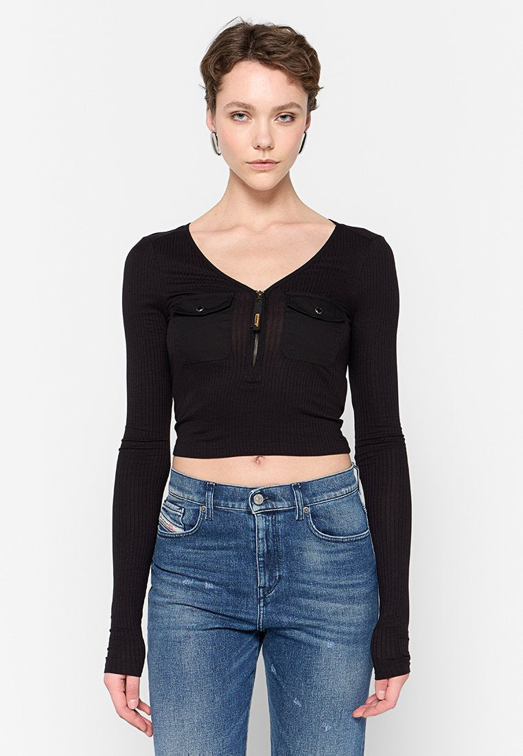 Schwarzes geripptes Cropped-Top mit langen Ärmeln, V-Ausschnitt und zwei vorderen Taschen. Verfügt über einen zentralen Reißverschluss und eine figurbetonte Silhouette.