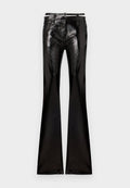 Schwarze Schlaghosen aus glänzendem Material. Mit tailliertem Bund, Gürtelschlaufen, vorderen Taschen und einem glänzenden Schimmer.