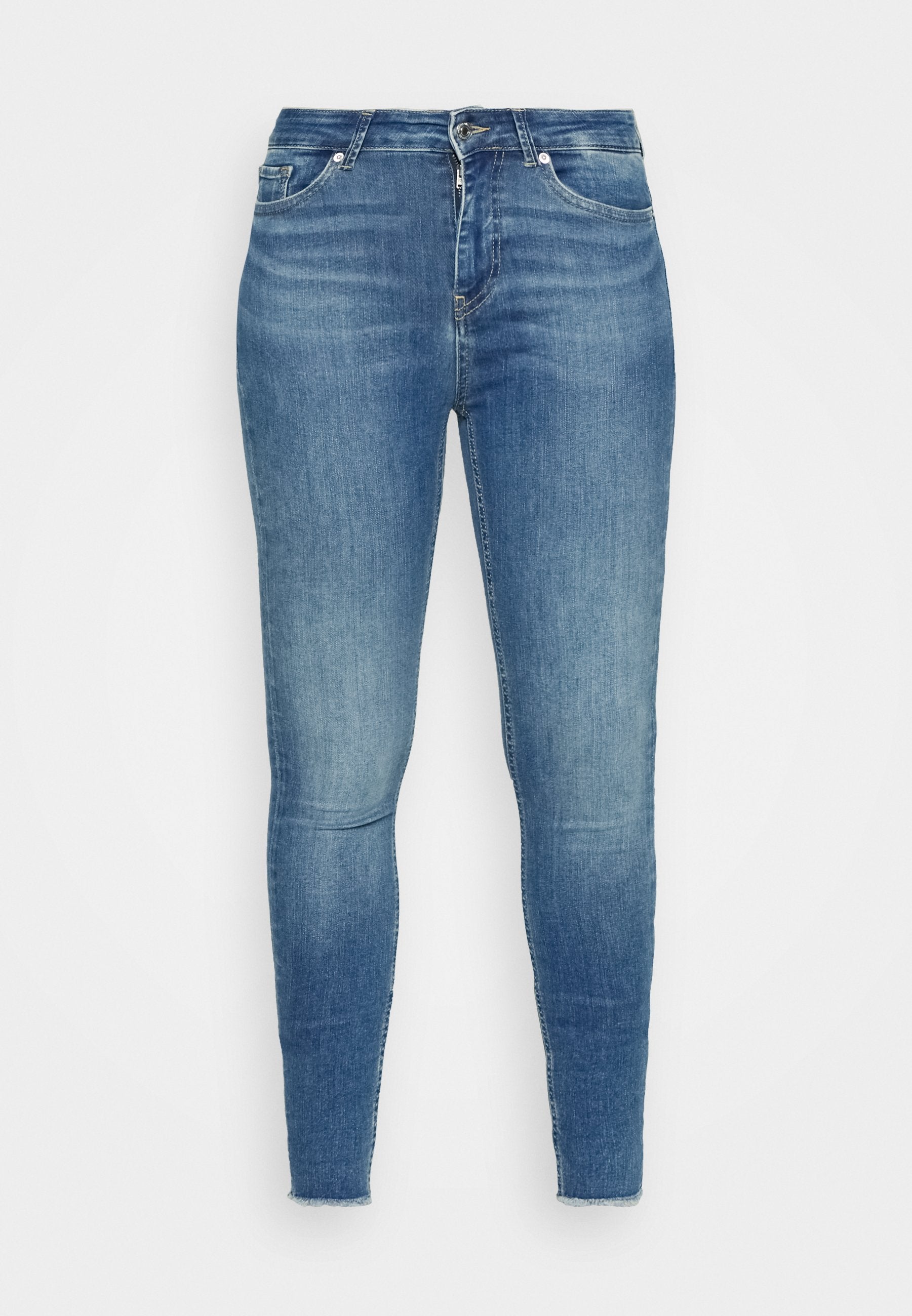 Schlanke Jeans aus ausgewaschenem blauen Denim. Sie haben eine mittlere Leibhöhe, Fronttaschen und einen Reißverschluss mit Metallknopfverschluss. Mit ausgefranstem Saum.