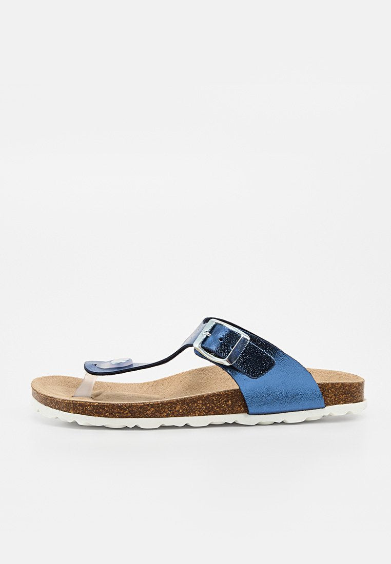 Blaue Metallic-String-Sandale mit verstellbarem Schnallenriemen, Korkfußbett und weißer Gummisohle, seitlich gezeigt.