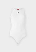 Weißer Bodysuit mit ärmellosem Design, runder Halslinie und minimalem schwarzen „HUGO“-Logo auf der Vorderseite. Glatte Textur und taillierte Form.