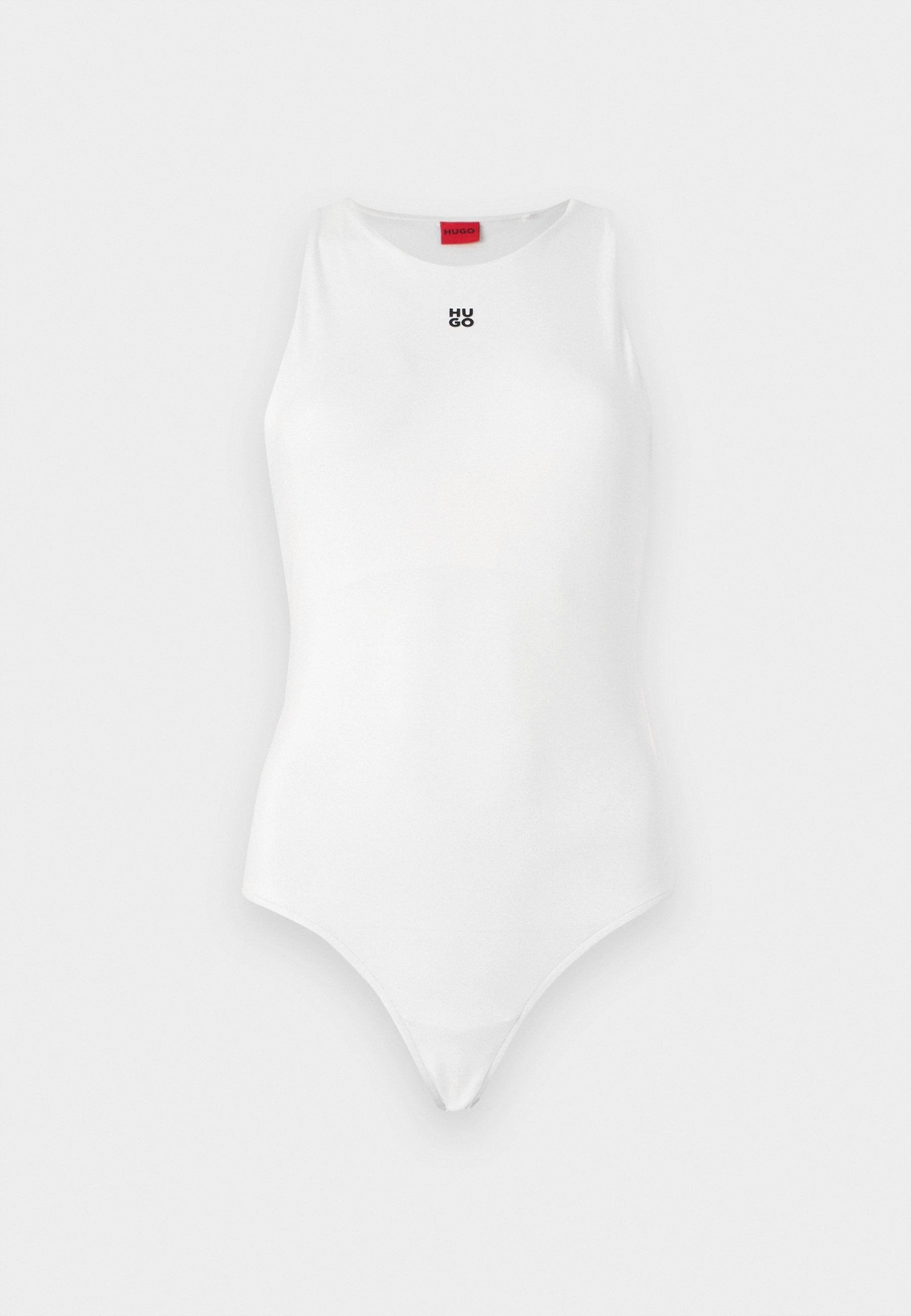 Weißer Bodysuit mit ärmellosem Design, runder Halslinie und minimalem schwarzen „HUGO“-Logo auf der Vorderseite. Glatte Textur und taillierte Form.
