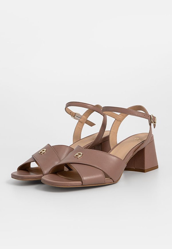 AIGNER COURTNEY