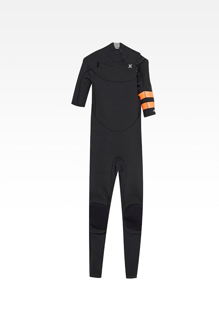 Herren-Neoprenanzug in Schwarz, mit kurzen Ärmeln, körperbetontem Design, orangefarbene Streifen an den Ärmeln, strukturierten Stoffen und Knieschutz.