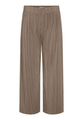 Braune, plissierte, weit geschnittene Hose mit elastischem Bund, aus leichtem Stoff gefertigt.