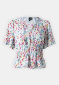 Blumenbluse aus leichtem Stoff. V-Ausschnitt-Design mit kurzen Ärmeln, gerafftem Bund und mehrfarbigem Blumenmuster auf hellem Hintergrund.