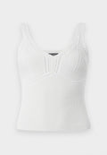 Weißes gestricktes Tanktop mit geripptem Muster, breiten Trägern und einer taillierten Passform mit dekorativen Stickmustern entlang des Ausschnitts.