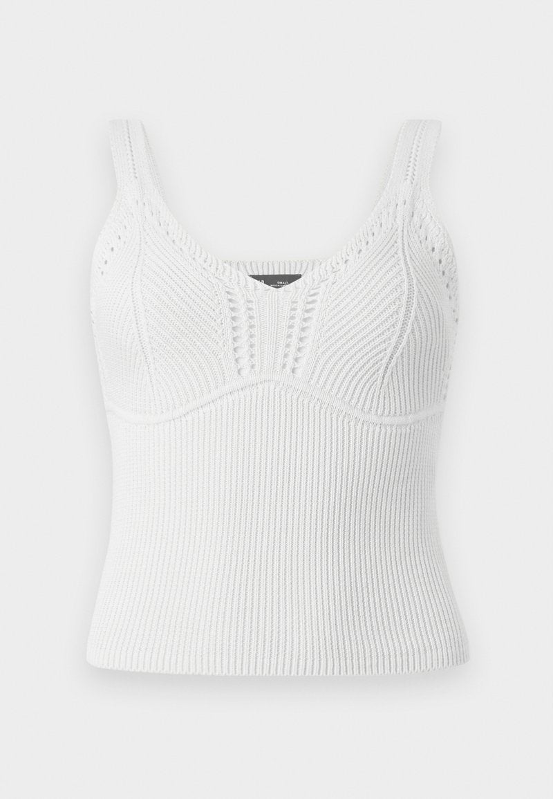 Weißes gestricktes Tanktop mit geripptem Muster, breiten Trägern und einer taillierten Passform mit dekorativen Stickmustern entlang des Ausschnitts.