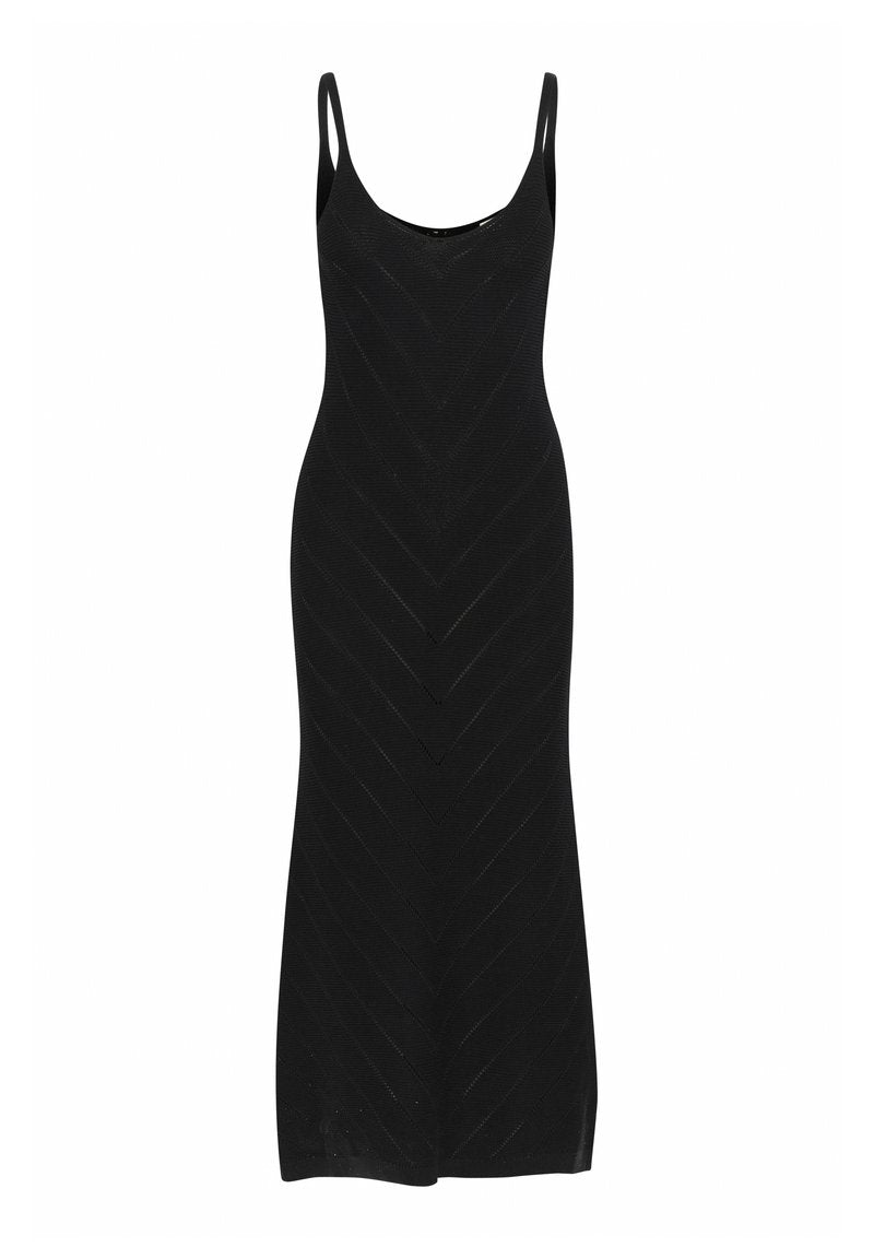 Schwarzes Kleid mit dünnen Trägern, figurbetonter Silhouette und Chevron-Strickmuster. Knielanges Design mit subtiler Schimmer.