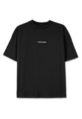 Schwarzes Baumwoll-T-Shirt mit lässiger Passform, Rundhalsausschnitt, kurzen Ärmeln und einem kleinen weißen "PEGADOR"-Logo auf der Brust.