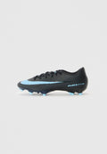 Schwarze Fußballschuhe mit glatter Oberfläche, versehen mit hellblauen Akzenten, einem schlanken Design und einer klassischen Schnürung.