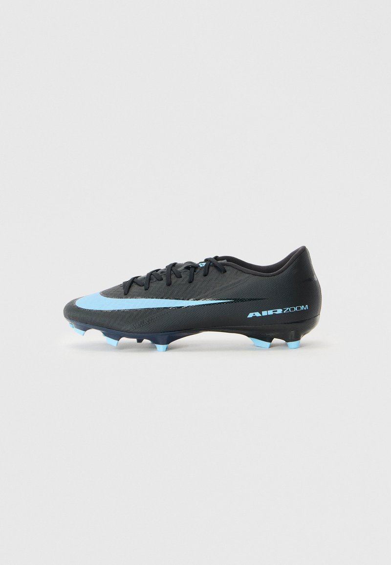 Schwarze Fußballschuhe mit glatter Oberfläche, versehen mit hellblauen Akzenten, einem schlanken Design und einer klassischen Schnürung.