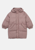 Mauve gefütterter Wintermantel mit Kapuze, elastischen Manschetten, Druckknopfverschluss vorne und zwei Klappentaschen, auf weißem Hintergrund flach ausgelegt.