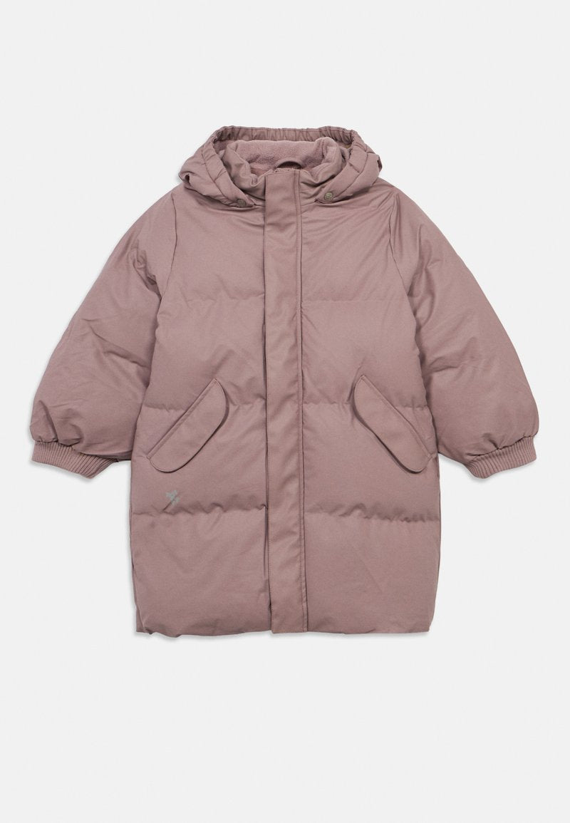Mauve gefütterter Wintermantel mit Kapuze, elastischen Manschetten, Druckknopfverschluss vorne und zwei Klappentaschen, auf weißem Hintergrund flach ausgelegt.
