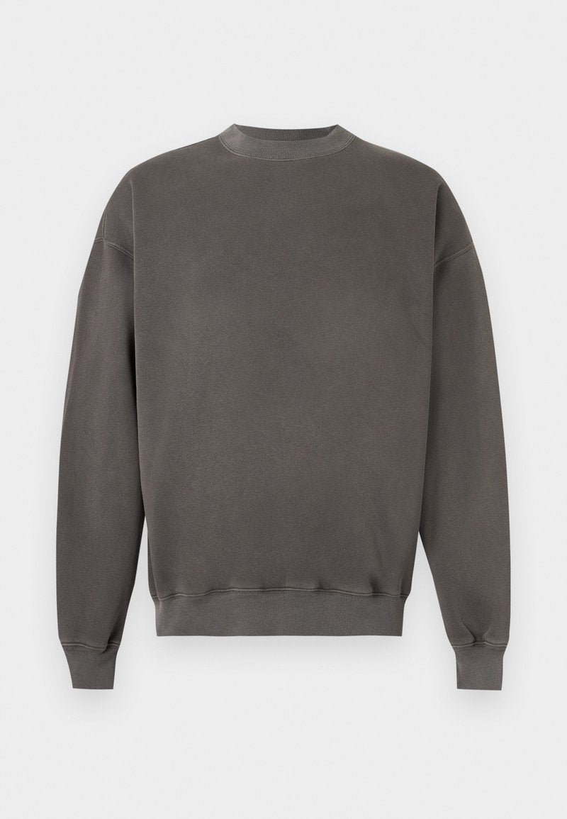 Schlichter dunkelgrauer Langarm-Sweatshirt mit geripptem Rundhalsausschnitt, Bündchen und Saum, dargestellt auf weißem Hintergrund.