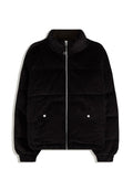 Schwarze Corduroy-Pufferjacke mit hohem Kragen, Frontreißverschluss, zwei Druckknopftaschen und elastischen Bündchen auf weißem Hintergrund.