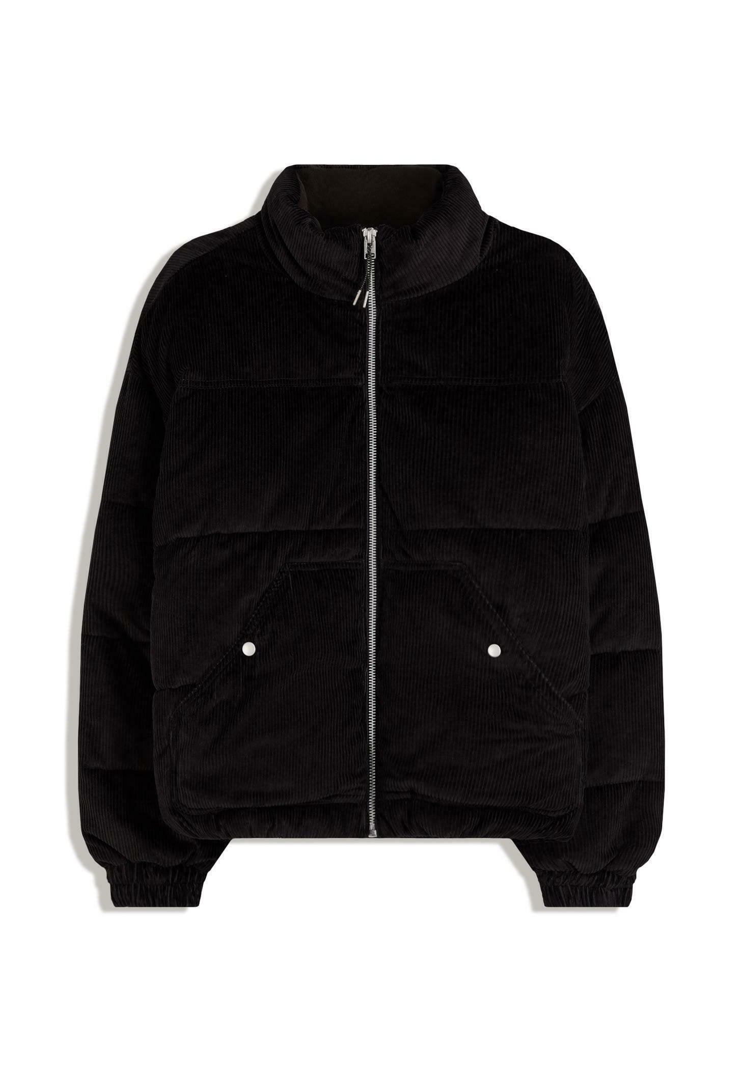 Schwarze Corduroy-Pufferjacke mit hohem Kragen, Frontreißverschluss, zwei Druckknopftaschen und elastischen Bündchen auf weißem Hintergrund.