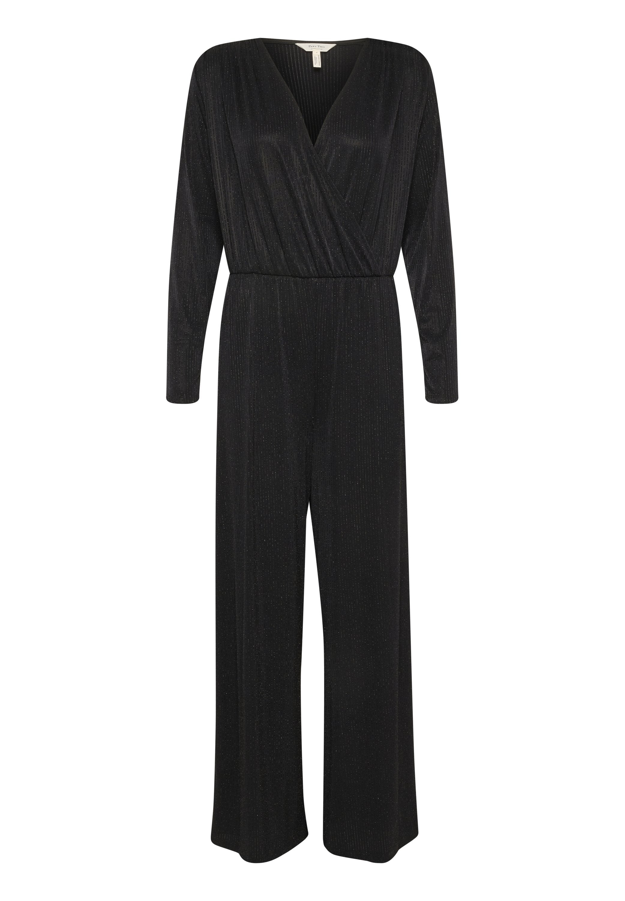 Schwarzer Jumpsuit aus einem strukturierten, schimmernden Material, mit einem Wickelvorderteil, langen Ärmeln, weitem Bein und tailliertem Schnitt.