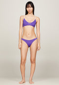 Lila Bikini-Set mit leicht gepolstertem Bralette-Top und weißen Trägern sowie passenden tief sitzenden Unterteilen. Glatte Textur, minimalistisches Design.