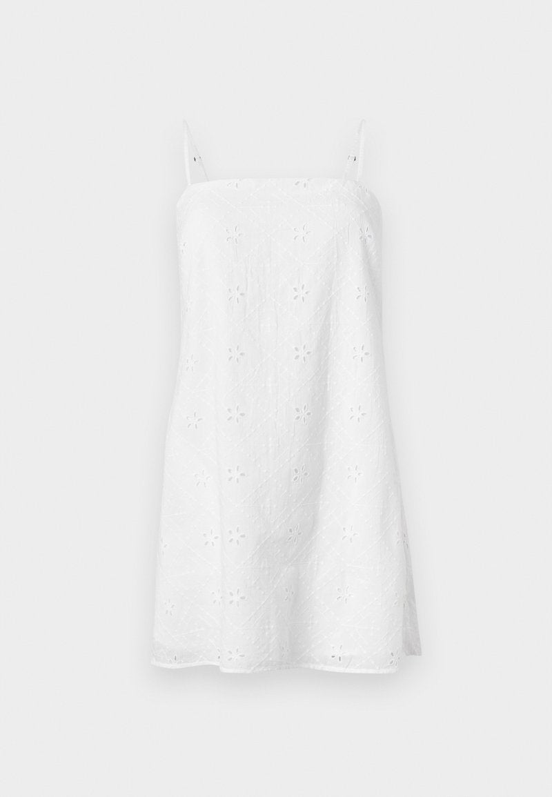 Weißes ärmelloses Mini-Kleid mit dünnen verstellbaren Trägern und einem durchgehenden Augenstickmuster mit floralem Stickdesign.