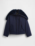 Marineblaue kurz geschnittene Jacke mit einem Kunstpelzkragen, einem Frontreißverschluss und zwei Seitentaschen mit glattem Stoff.