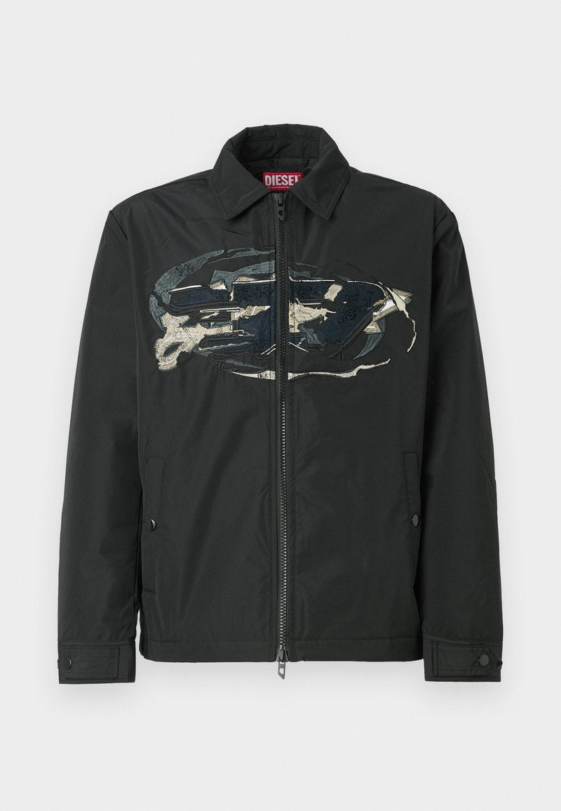 Schwarze Reißverschlussjacke mit auffälligem grafischem Design auf der Vorderseite, hergestellt aus einem glatten Material mit strukturierten Akzenten und Seitentaschen.