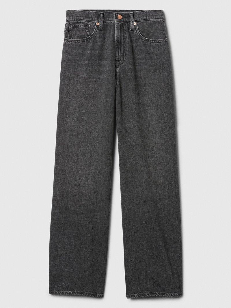 Schwarze gerade Jeans aus Denim, mit fünf Taschen, Kupfernieten und einem sauberen Saum ohne sichtbare Muster oder Abnutzung.