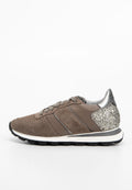 Braune Wildleder-Sneaker mit metallisch silberner Ferse, Obermaterial aus Mesh und Wildleder sowie weißer Zwischensohle. Besitzt dunkle Schnürsenkel und dezente reflektierende Akzente.